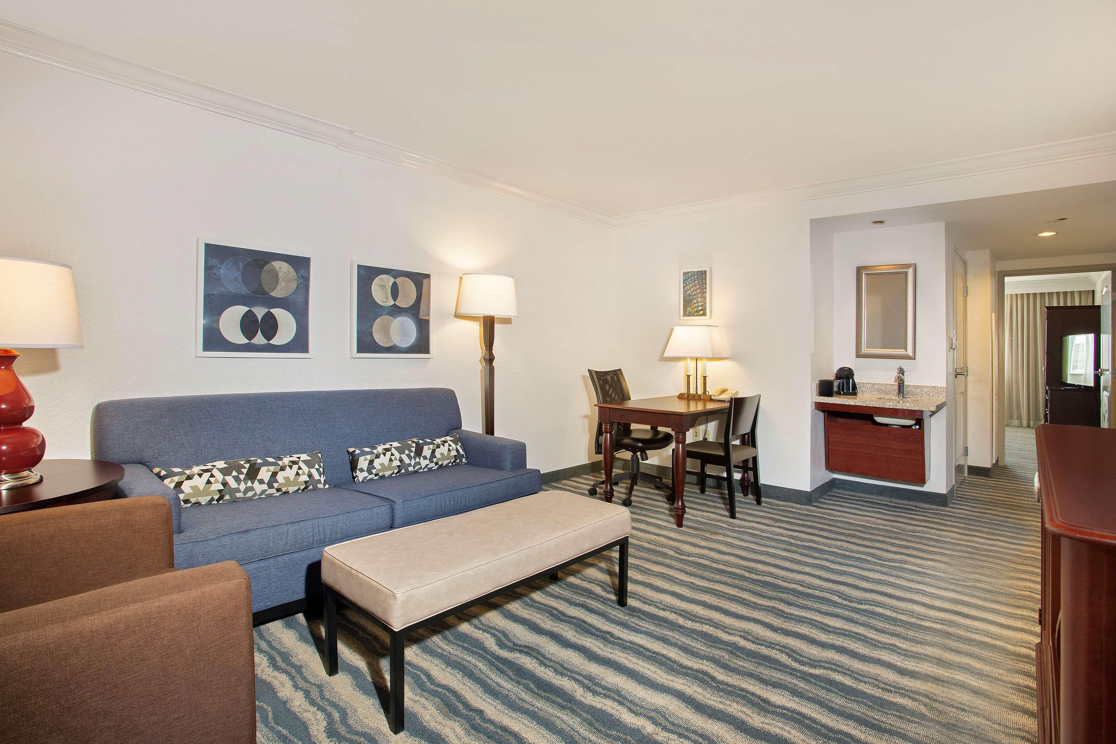 Embassy Suites By Hilton Tampa Brandon Heartland Екстериор снимка
