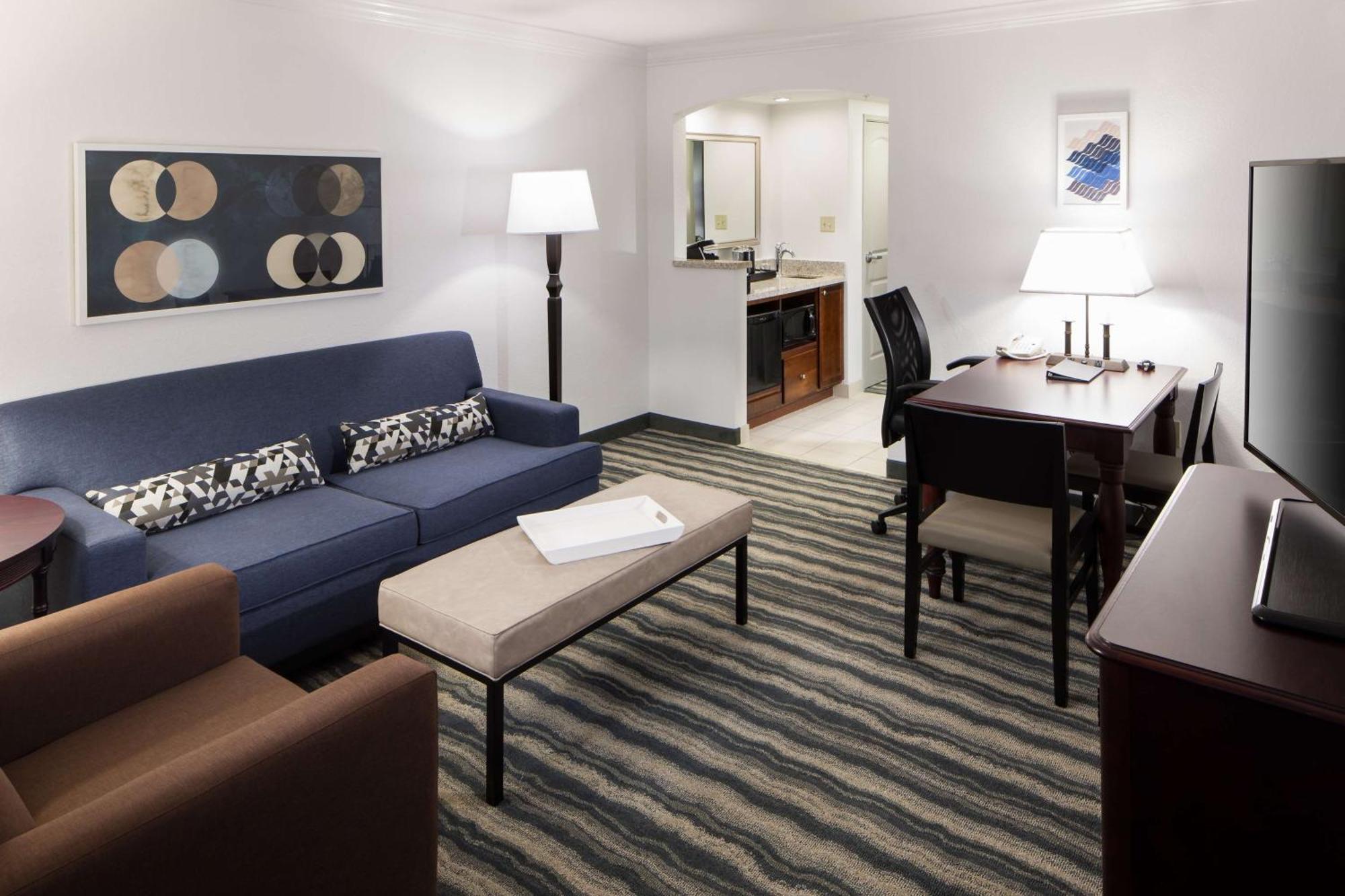 Embassy Suites By Hilton Tampa Brandon Heartland Екстериор снимка