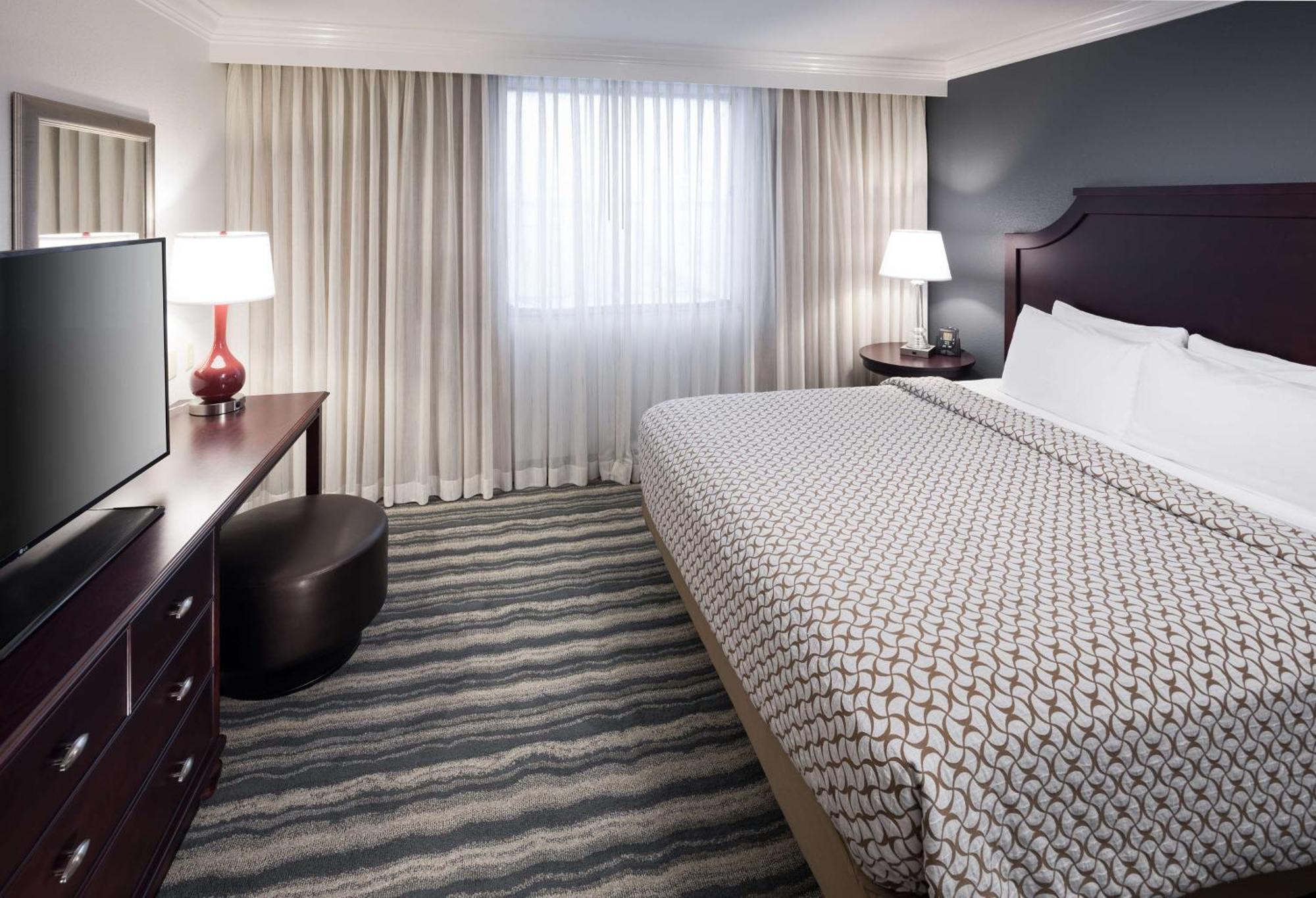 Embassy Suites By Hilton Tampa Brandon Heartland Екстериор снимка