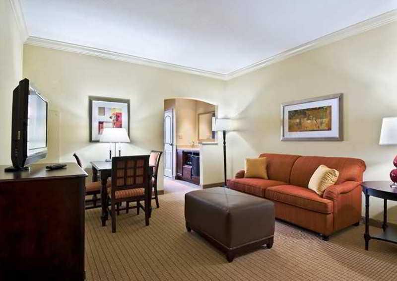 Embassy Suites By Hilton Tampa Brandon Heartland Стая снимка