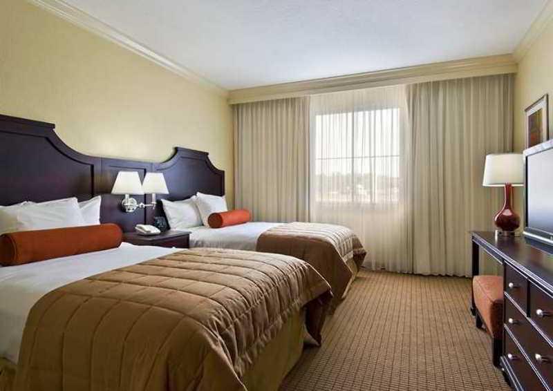 Embassy Suites By Hilton Tampa Brandon Heartland Екстериор снимка